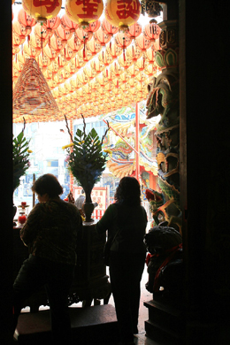 高雄市の旗津地区は古きよき風情をたっぷりと残したエリアとして密かな人気を誇っています。高雄の旧市街である鼓山から渡し船に揺られて10分ほど。潮の香りが漂う町並みを歩いてみましょう。この地域の信仰の中心である旗後天后宮は航海の女神として親しまれる媽祖を祀っています。その歴史は1691 年に遡り、高雄で最も古い廟であるとされています。中国大陸から台湾海峡を渡ってきた移民たちは、台湾に上陸すると、加護に感謝して媽祖に手を合わせたと伝えられています。毎年、旧暦の3月23日は媽祖の生誕祭が挙行され、街全体が大賑わいとなります。付近には新鮮な海の幸を扱うレストランや食堂などが並んでいます。行政院青年輔導委員会のウェブサイトにも、記事が掲載されています。