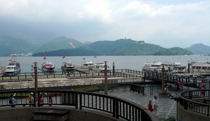 ここは日月潭の中枢となる集落で、ホテルや商店、レストランなどが集まっています。バスターミナルやフェリー乗り場などもあり、日月潭を訪れる行楽客が必ず一度は訪れる場所となっています。碼頭とは埠頭のことで、ここから眺める日月潭は美しく、湖に沿って全長約1.5キロの「水社親水歩道」が整備されています。また、涵碧樓大飯店に向かう遊歩道も人気があります。ここは歩道沿いに花や樹木が生い茂り、たくさんの野鳥が観察できます。傾斜は緩やかで、案内表示なども整備されているので散策向きです。夜間はライトアップもされ、夜景のスポットとして人気があります。静かな湖の夜をご堪能ください。水社のホテルには美しい眺めが自慢のカフェなどもありますので、休息をとるのもいいでしょう。近くには日月潭国家風景区管理処のビジターセンター（水社旅遊服務中心 があります。ここでは各種旅行情報が入手できます。政府行政院青年輔導委員会の日本語ウェブサイト内にも記事が掲載されていますので、あわせてご覧下さい。