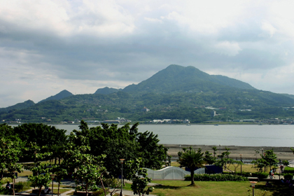 淡水は言わずと知れた景勝地。その象徴的景観と言えるのが緑豊かな観音山と穏やかな淡水河の流れです。この町は古くから河港都市として知られ、台北の外港となっていましたが、欧米諸国や中国大陸との交易が盛んだったことから、どことなくエキゾチックな雰囲気が感じられます。歴史的建造物も多く、瀟洒な赤煉瓦建築を訪ね歩くのも淡水散策の楽しみです。また、淡水河に沈む美しい夕陽も見逃せません。河岸の遊歩道は若者たちのデートスポットになっているほか、夕陽を眺めるのを目的にやってくる人も少なくはありません。河岸もおすすめですが、少し高台に上がれば、豊かな淡水河の流れとその奥に横たわる観音山の姿を一望できます。美しい自然と歴史散策、カフェ巡り、屋台料理の食べ歩きなど、淡水の魅力は尽きることがありません。行政院青年輔導委員会のウェブサイトにも記事が掲載されていますので、あわせてご覧下さい。