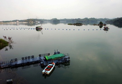 台南県にある烏山頭水庫（ダム）は台湾南部の大平原を沃野に変えたことで知られています。竣工時は日本最大のもので、その規模は愛知用水の2倍と言われていました。水路の総延長は１万６千キロに及び、潅漑面積は１５万ヘクタールと言われています。このダムを設計したのは石川県出身の八田與一技師。現在は周囲一帯が景勝地として整備されており、多くの行楽客で賑わっています。ここは台南県の六甲郷と官田郷の境にあり、俯瞰すると水域が複雑に曲がりくねっており、まるで珊瑚のように見えます。これにちなんで「珊瑚潭」という名でも呼ばれるようになりました。ゲートから右手のほうに進んでいくと、八田技師紀念室があります。ここは小さいながらも充実した展示物があり、日本語のビデオも用意されています。裏手には放水口がありますが、機械室で稼働しているモーターは戦前のものが今もなお、現役です。