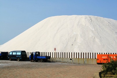 台湾西部に位置する布袋鎮は、牡蠣の養殖で知られる漁業都市です。ここの歴史は16世紀に遡り、中国大陸南部から漢人住民が渡ってきた際に開かれたと言われています。港の近くには魚市場があり、観光客も訪れています。朝10:00頃から営業が始まり、新鮮な海の幸を購入できるほか、海産物を用いた屋台料理を味わうことができます。中でも人気があるのは「オアチェン（台湾風かき入りオムレツ）」と呼ばれるもの。これは台湾各地で味わうことができる定番ですが、ここのものはひと味もふた味も違うと言われています。写真は製塩会社の所有する巨大な塩の山。見上げるまでの大きさに、きっと圧倒されることでしょう。今や、布袋を訪れた行楽客が必ず立ち寄る撮影スポットになっています。南国の青い空に映えるその雄姿をぜひ訪ねてみてください。