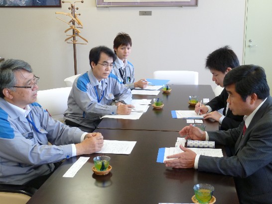 戎義俊總領事與吳沛晃領事向工作人員諮詢日本核能政策及安全議題