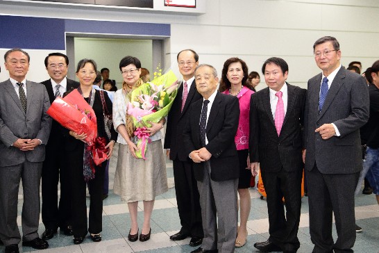 李淑珍・名譽團長行政院院長夫人的台灣代表團到福岡，由僑胞接機並獻花