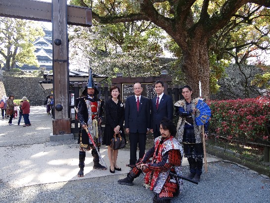 沈大使伉儷在熊本市長幸山政史陪同下參訪熊本城