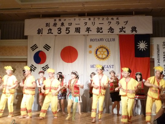 我台北昇陽扶輪社員於懇親會上表演原住民舞蹈，獲得日方人士熱烈掌聲