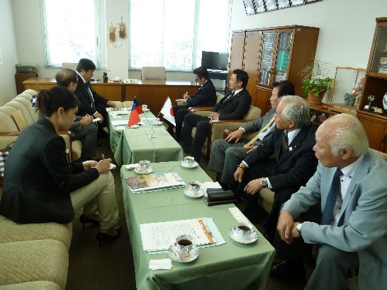 戎總領事訪問福岡県筑紫野市市議會