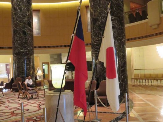 駐福岡辦事處慶祝104年國慶酒會會場福岡大倉飯店大廳懸掛我國國旗情形