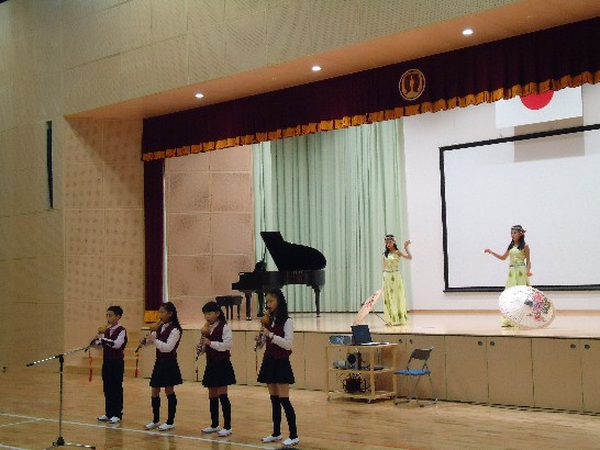 照片3.金敏分校學生表演葫蘆絲及民俗舞蹈
