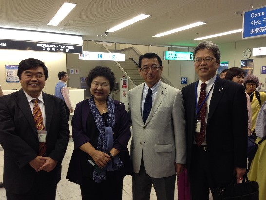 戎總領事與陳市長、熊本縣縣府人員於機場合照