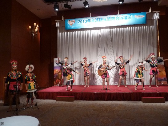 台湾原住民による余興の披露