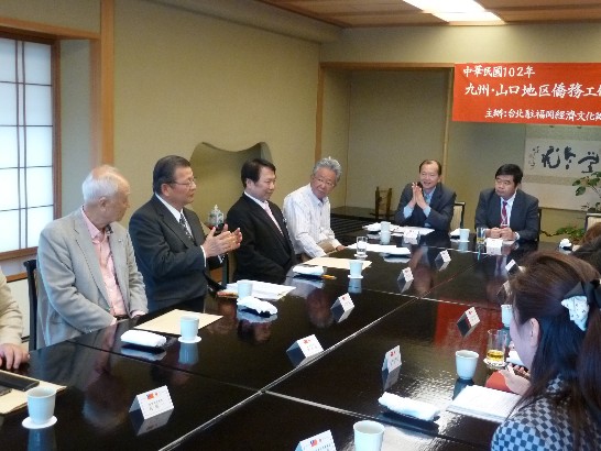 王祖寵僑務委員(左二)挨拶