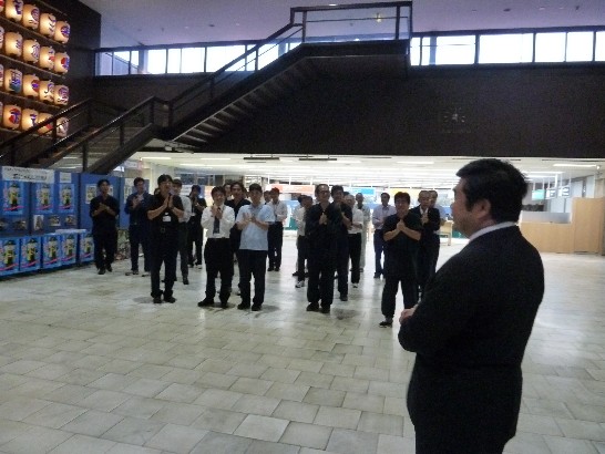 戎義俊総領事が到着時、萩市役所職員一同熱烈な歓迎を受ける