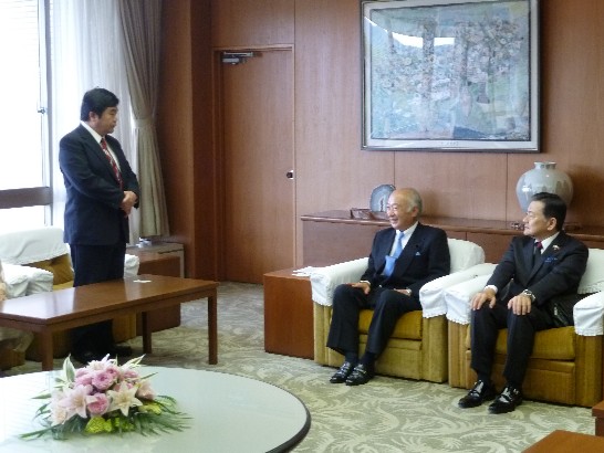 山口県県議会柳居俊学議長（右二）