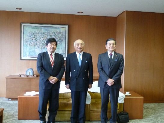 山口県日台交流協会重冨剛克会長(右)