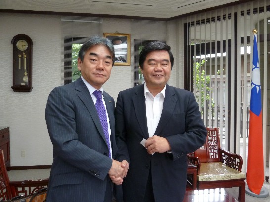 テレビ西日本取締役事務局都合雅彥局長（左）