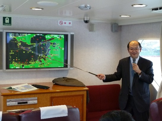 国土交通省九州地方整備局博多湾・空港整備事務所酒井浩二所長船で戎総領事一行に説明