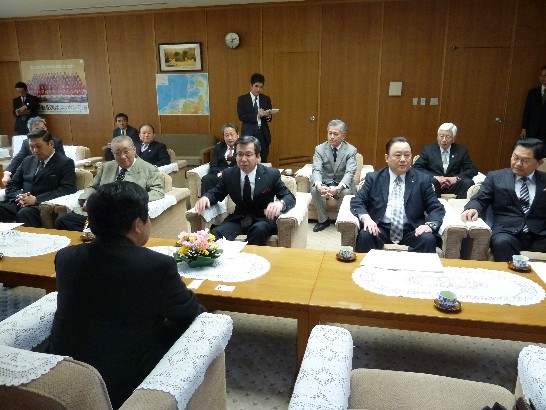 ２０１３年４月９日福岡県議会議長松本国寛（前列左から三番目）から当弁事処戎義俊総領事へ歓迎挨拶