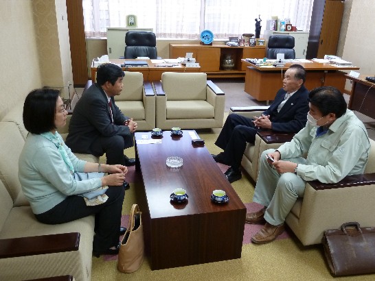 戎総領事が佐賀県農業協同組合中央会（JA佐賀）末次豊春専務理事（右から二番目）と意見交換