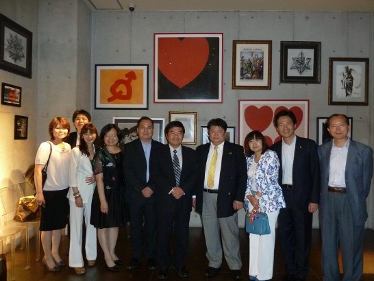 「福岡台湾商工会議所」翁健一（右から4番目）会頭及び役員が当弁事処戎義俊総領事の新任歓迎会を開催、会合後役員と記念撮影。