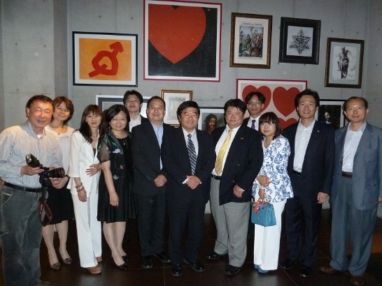 「福岡台湾商工会議所」翁健一会(右から5番目)頭及び役員が当弁事処戎義俊総領事の新任歓迎会を開催、会合後役員と記念撮影。