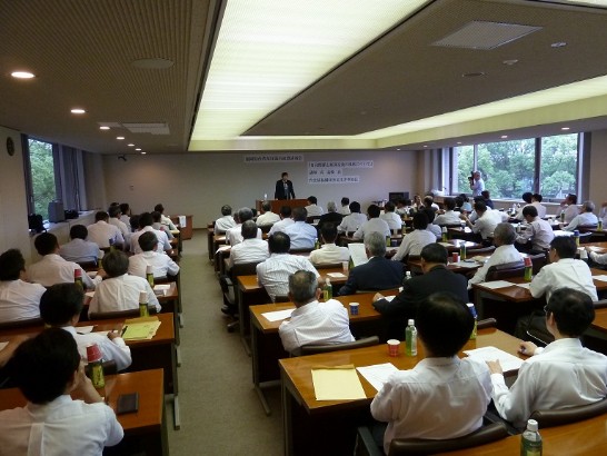 講演会は約百人の参加者が来場