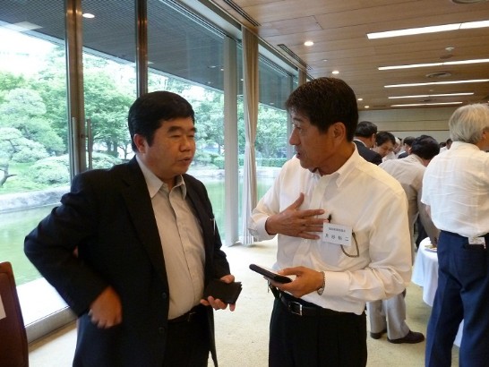 戎義俊総領事と福岡県議会月形祐二（右）議員