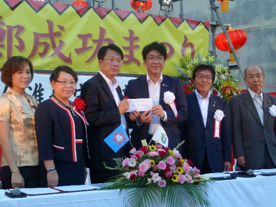 台南市顔純左副市長が頼清徳市長から預かった直筆手紙を黒田市長に手渡した