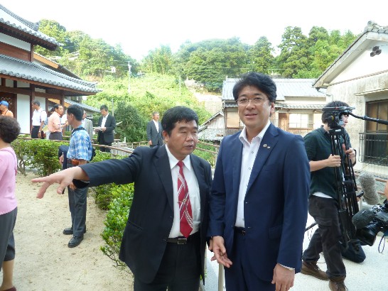 戎総領事（左）と平戸市黒田成彦市長（右）