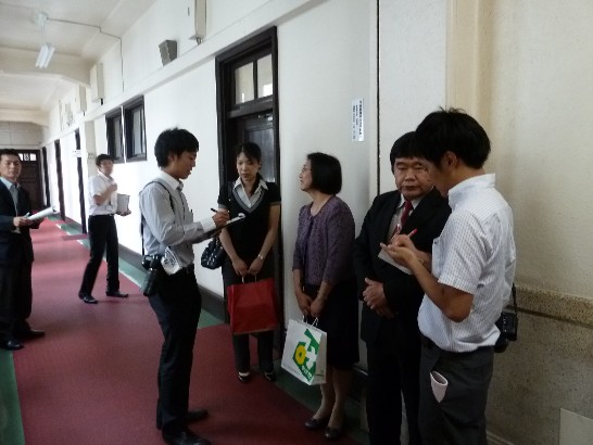 宮崎県河野俊嗣県知事を訪問後、地元の新聞社記者のインタビューを受ける戎義俊総領事夫妻