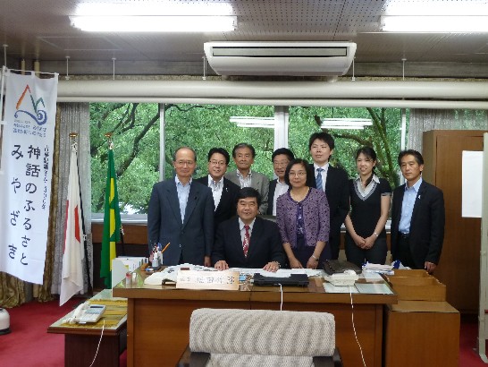 左から一番目：福田作弥議長、右から一番目：丸山裕次郎副議長