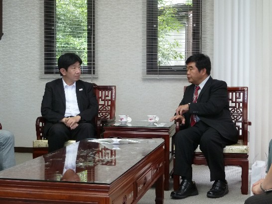 国土交通省九州運輸局佐藤尚之局長(左)と戎義俊総領事が観光交流について意見交換をした。