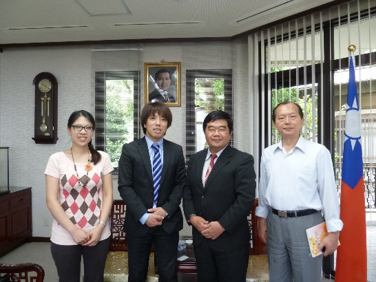 福岡県庁海外駐在員交流協会台北事務所経済部木部匡之主任(左二)