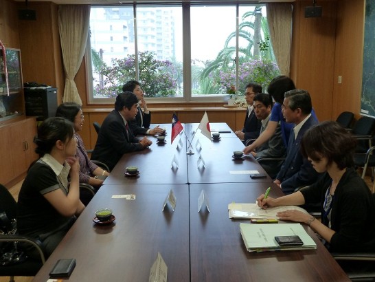 宮崎市戸敷正市長（右から四番目）、市議会日高義幸議長(右から二番目)