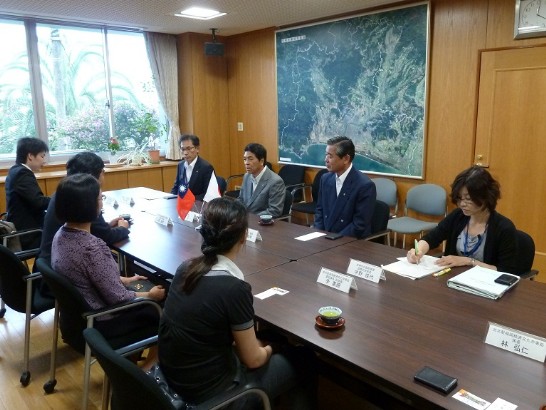 宮崎市戸敷正市長(右から三番目) 、市議會日高義幸議長(右から二番目)