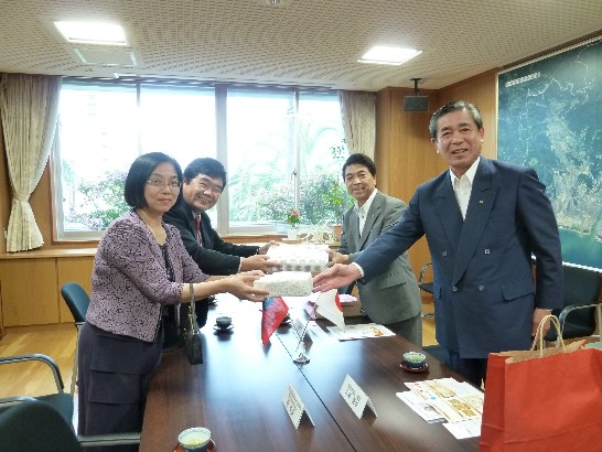 宮崎市戸敷正市長（右から2番目）、市議会日高義幸議長を（右から一番目）