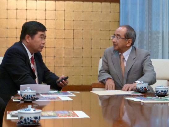 戎義俊総領事と大分県広瀬勝貞県知事（右）と日台交流について意見交換
