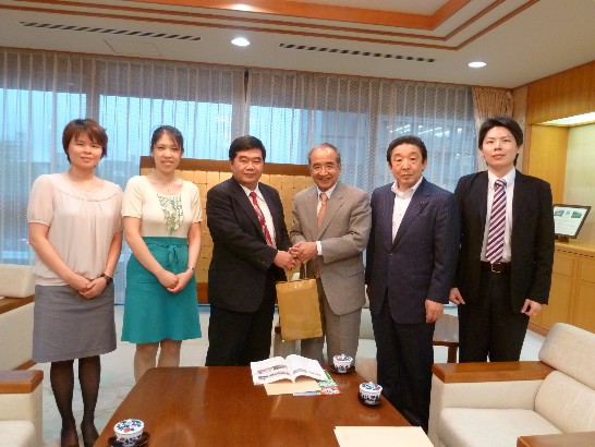 会談後大分県広瀬勝貞県知事（右から三番目）と大分県県議会志村学（右から二番目）前議長と記念撮影