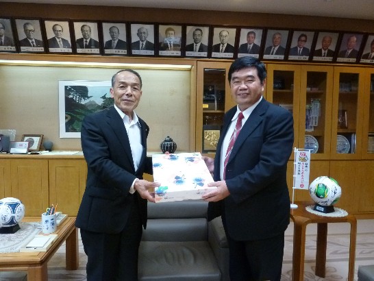 戎義俊総領事と大分県議会近藤和義議長(左)と記念品交換