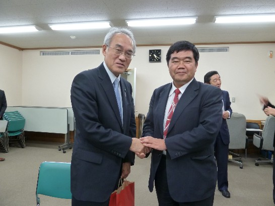 戎義俊総領事が大分県教育庁野中信孝教育長（左）に記念品贈呈