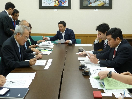 戎義俊総領事と大分県野中信孝教育長（左前）が関連データを確認