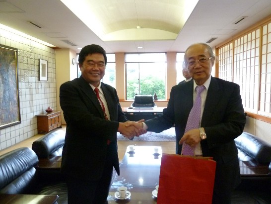 戎義俊総領事と福島知克社長記念品交換