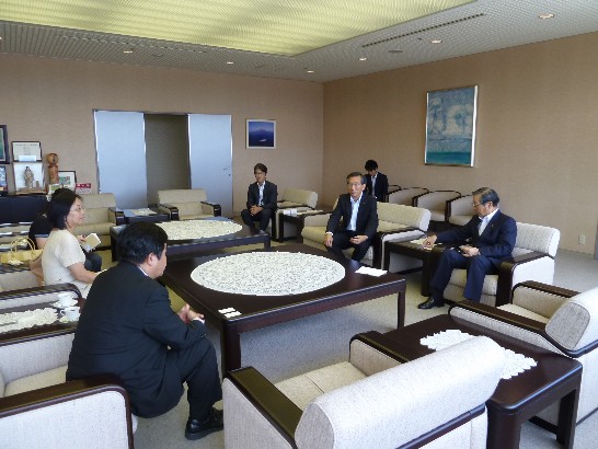 鹿児島商工会議所渡邉勝三副会頭（右一）