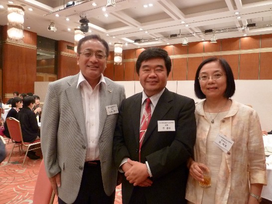 戎総領事夫妻と鹿児島日華親善協会会員と記念撮影