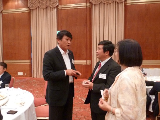 戎総領事夫妻が会員と交流