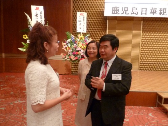戎義俊総領事夫妻が華僑と交流