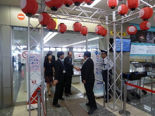 沈大使山口県宇部空港に到着、当弁事処戎総領事が出迎え