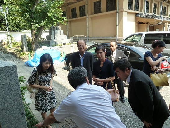 下関市担当者が沈大使夫妻に春帆楼を説明