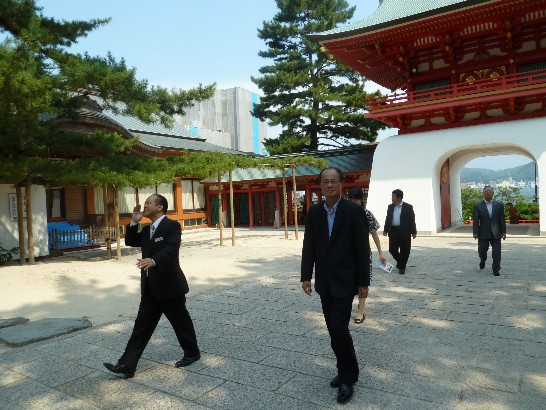 下関市関係者が沈大使を赤間神宮に案内