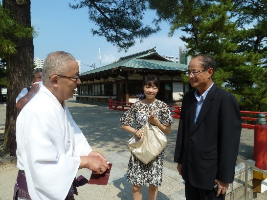 赤間神宮水野直房宮司（左一）が沈大使を案内