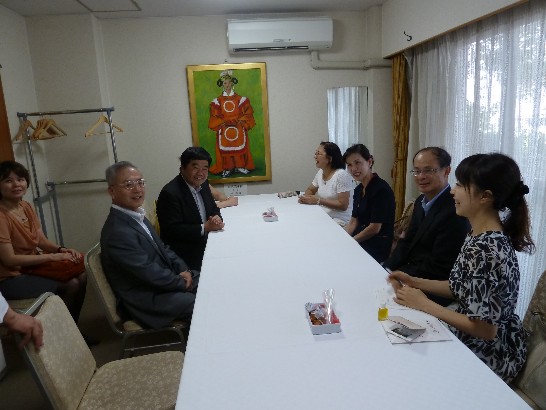 赤間神宮内事務室にて日台交流について意見交換